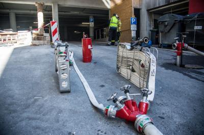 Esslingen: Holztreppe und Unrat brennen in Tiefgarage - Verkehrschaos durch Feuerwehreinsatz